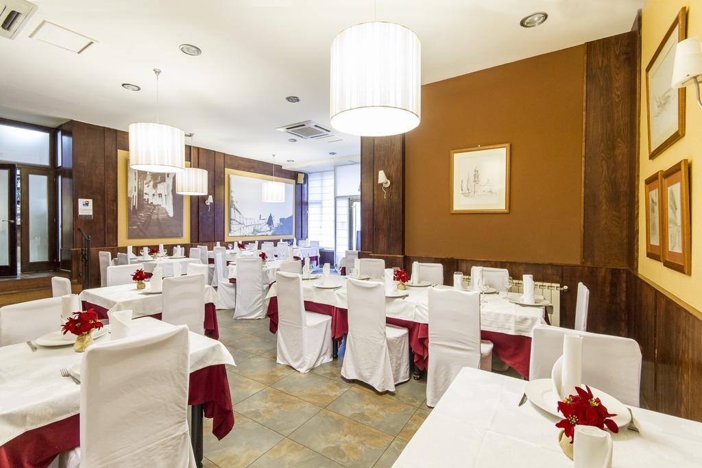Hostal Restaurante Alarico Allariz Esterno foto